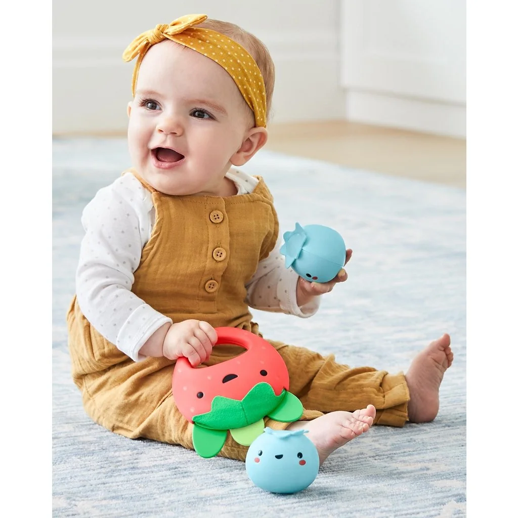 SKIP HOP Chrastítko Farmstand Berry Cute Band set 3 ks, 3m+ 