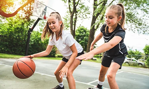 Dívky hrají basketball