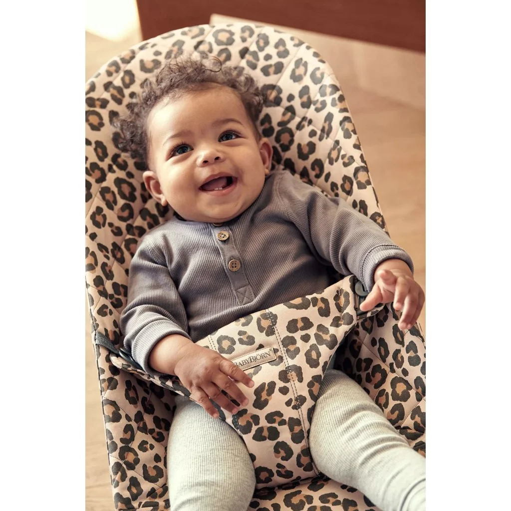 BabyBjörn Lehátko Bliss Beige Leopard print cotton, tmavě šedá konstrukce 