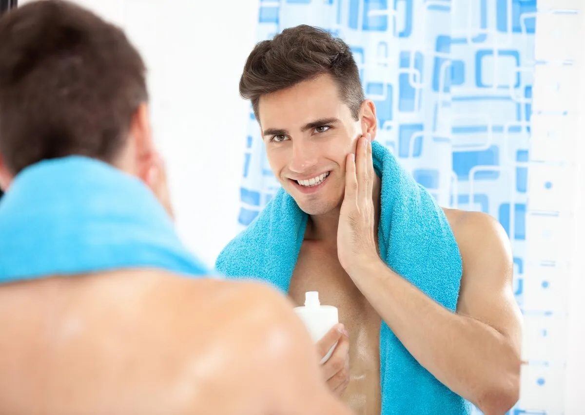 Zklidňující balzám po holení pomáhá obnovit přirozenou vlhkost pokožky a zmírnit podráždění.
