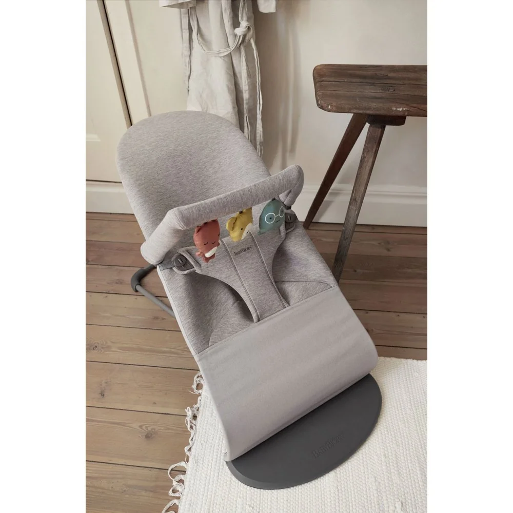 BabyBjörn Lehátko Bliss Light Grey 3D Jersey s hračkou Soft Friends 