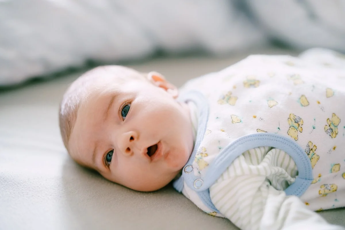 Torticollis u novorozence se projevuje jako jednostranné svalové strnutí šíje.