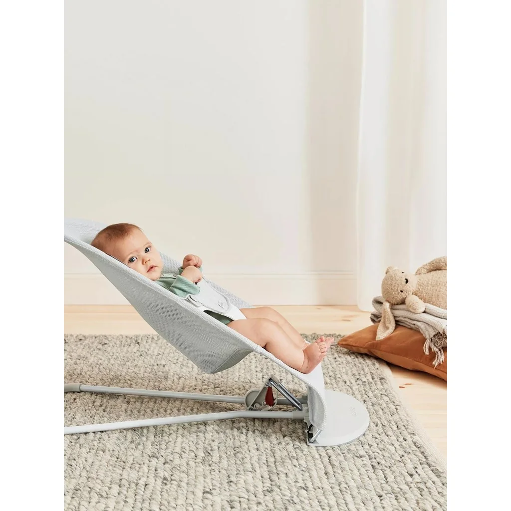 BabyBjörn Lehátko Balance Soft Silver White mesh, světlá konstrukce 