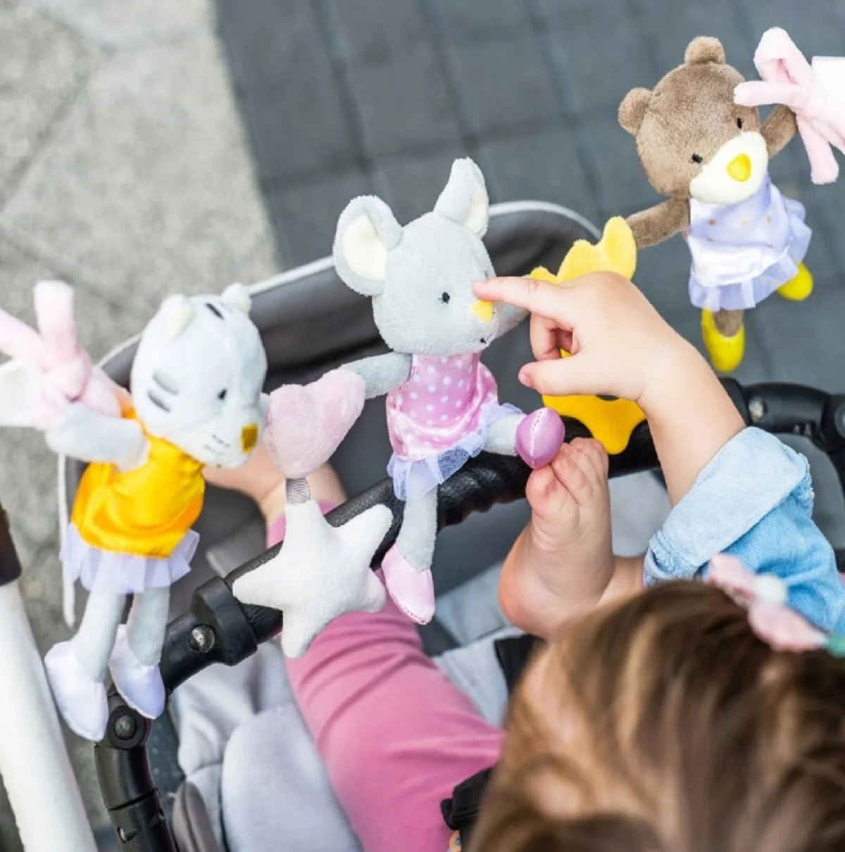 Babyono Závěsná edukační hračka na kočárek Ballerinas, šedá, 