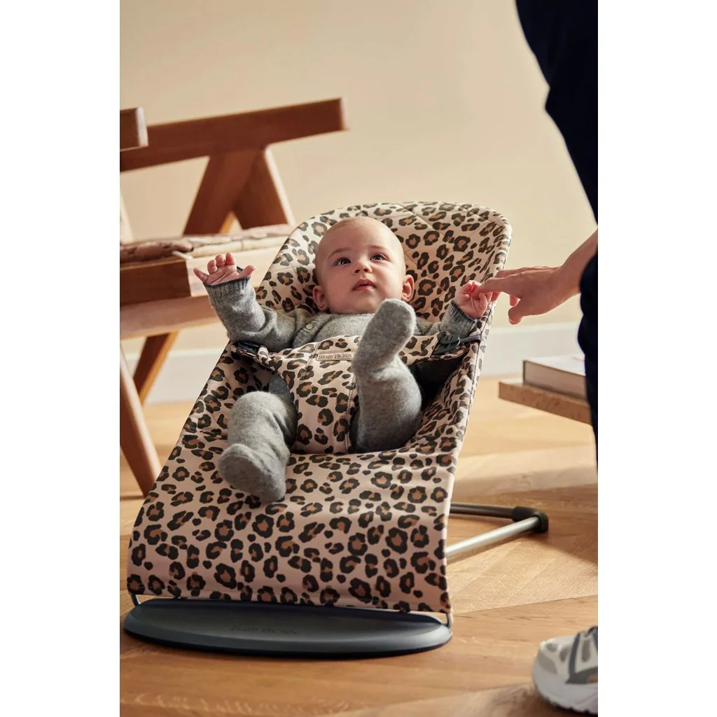 BabyBjörn Lehátko Bliss Beige Leopard print cotton, tmavě šedá konstrukce 