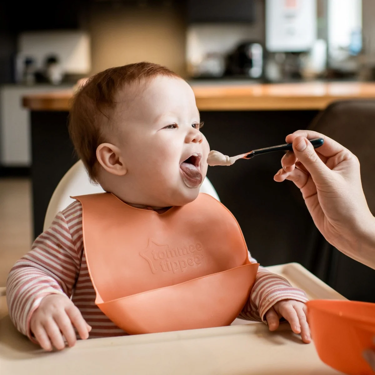 Tommee Tippee Dětský bryndák 6m+ zelený nebo oranžový