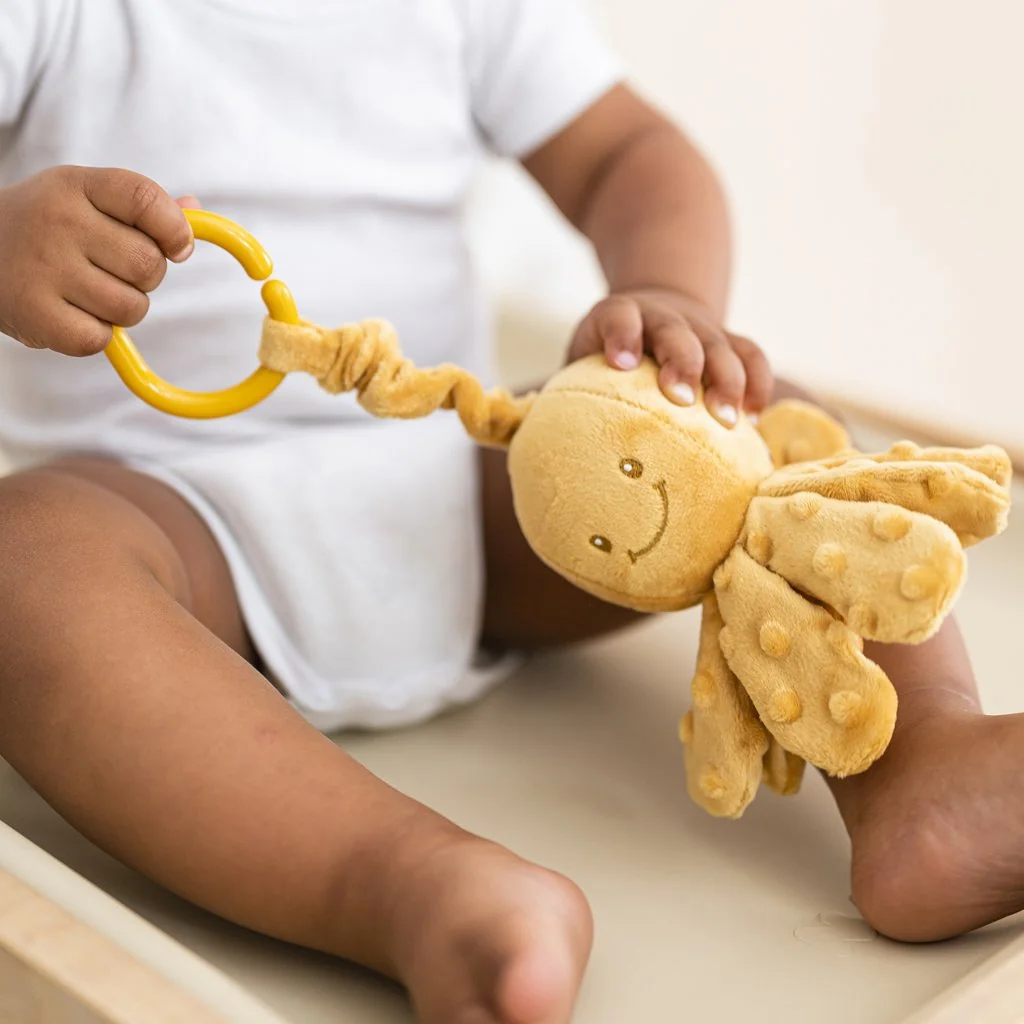 Nattou Chobotnička vibrační na C kroužku ochre 20 cm Lapidou 