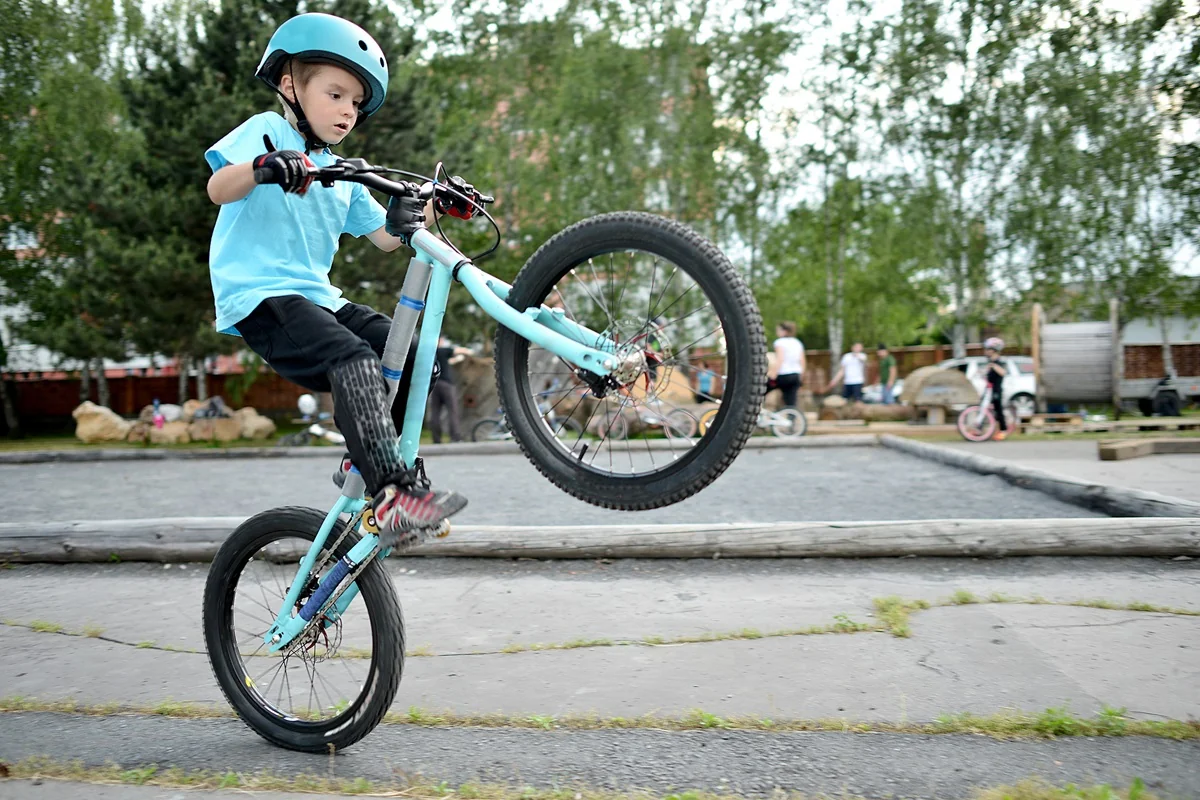 Riskantní nebo rychlá jízda na kola může přivodit pád a naražení žeber.