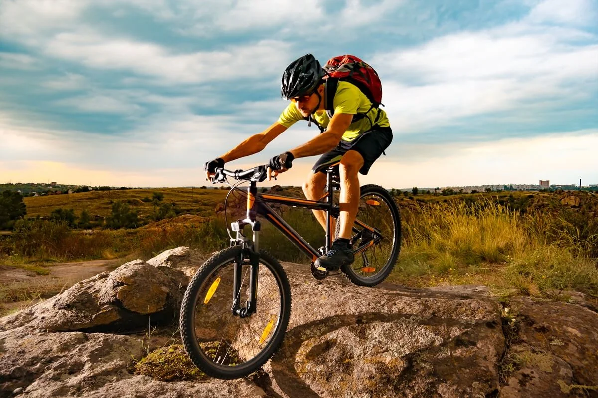 Sporty s rizikem pádu, jako je např. cyklistika, mohou lehce přivodit poškození ramene.