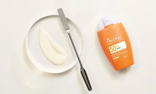 Avène Ultra fluid Invisible SPF50 50 ml – vzhled krému