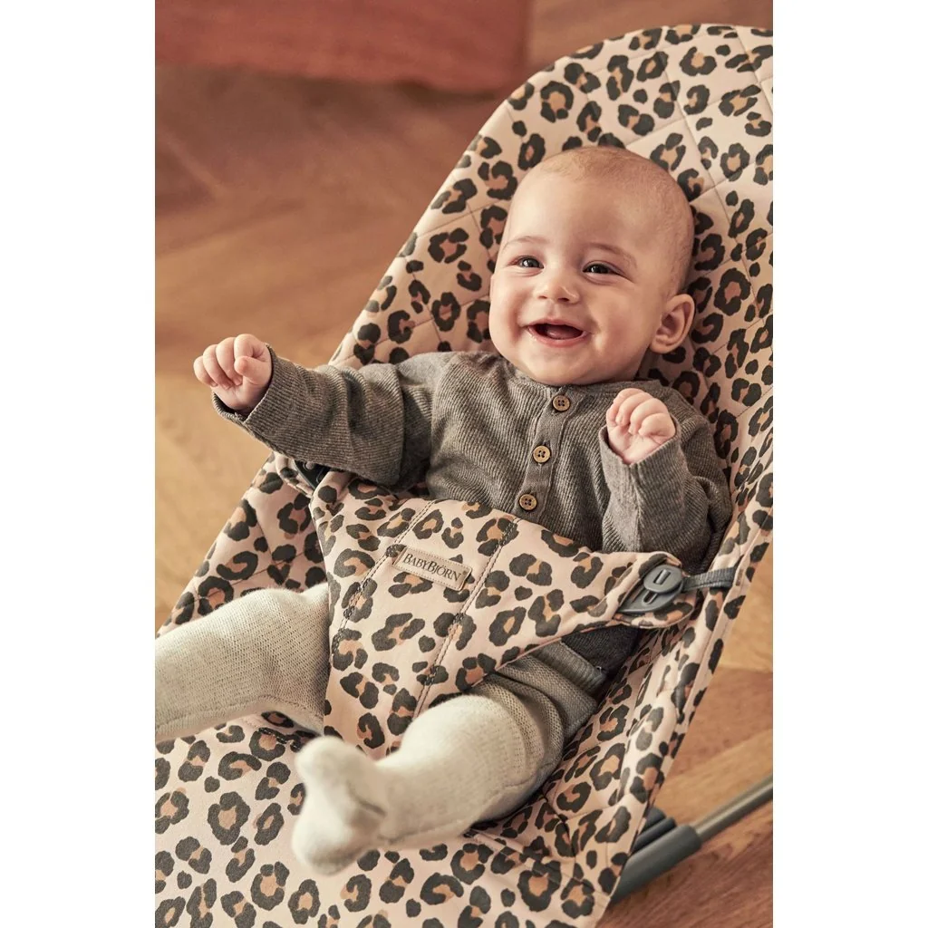 BabyBjörn Lehátko Bliss Beige Leopard print cotton, tmavě šedá konstrukce 