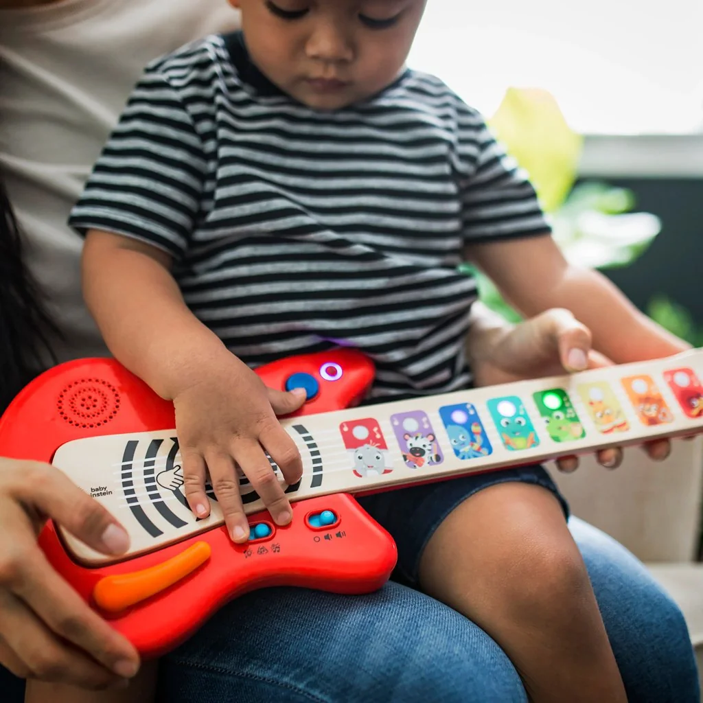 Baby Einstein Hračka hudební kytara Together in Tune Guitar™ Connected Magic Touch™ HAPE 6m+ 